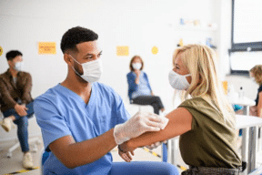 Les personnes de 18 ans et plus peuvent être vaccinées par les médecins du travail !